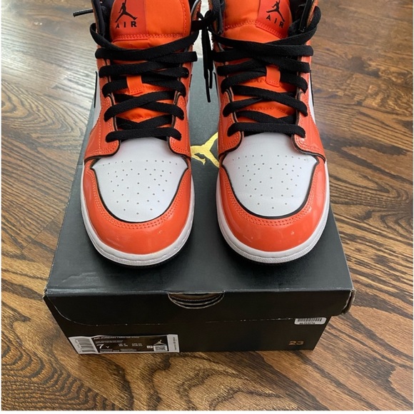 JORDAN 1’ MIDS - “TURF ORANGE” - size 7 men’s& kid/woman’s 8.5 - Picture 2 of 5